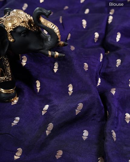 Wrinkle Crepe saree with Thread Embroidery Work and Border- Pink