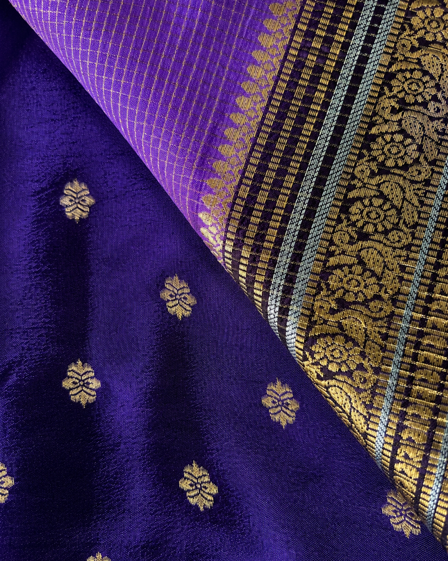 Green Silk Saree With Golden Zari Butties And Kanchi Border - Lavender