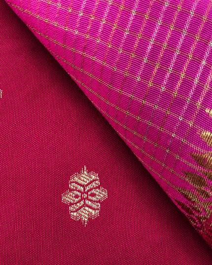 Green Silk Saree With Golden Zari Butties And Kanchi Border - Baby pink