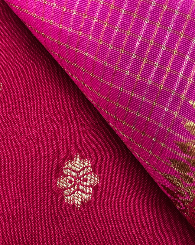 Green Silk Saree With Golden Zari Butties And Kanchi Border - Baby pink