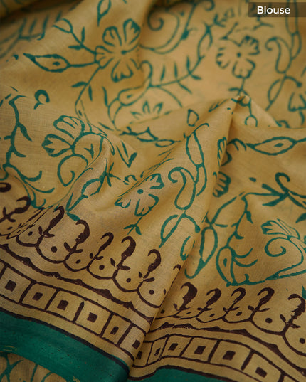 Mul cotton saree with block print and contrast border - Light Beige