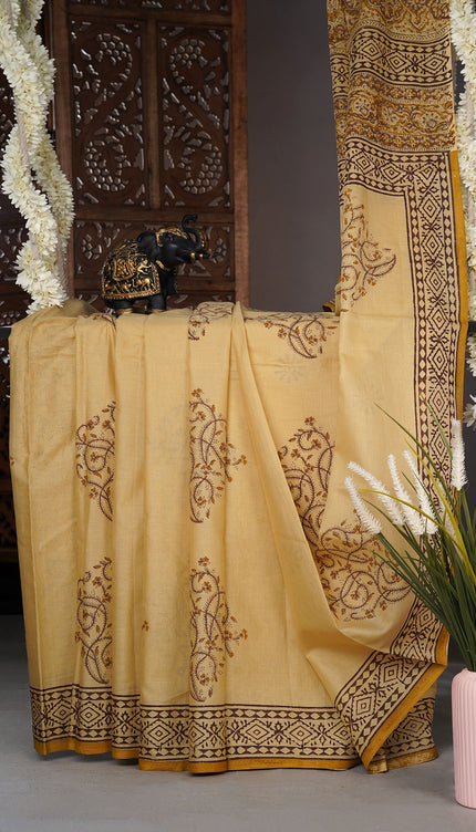 Mul cotton saree with block printing and a geometric border - Light Beige