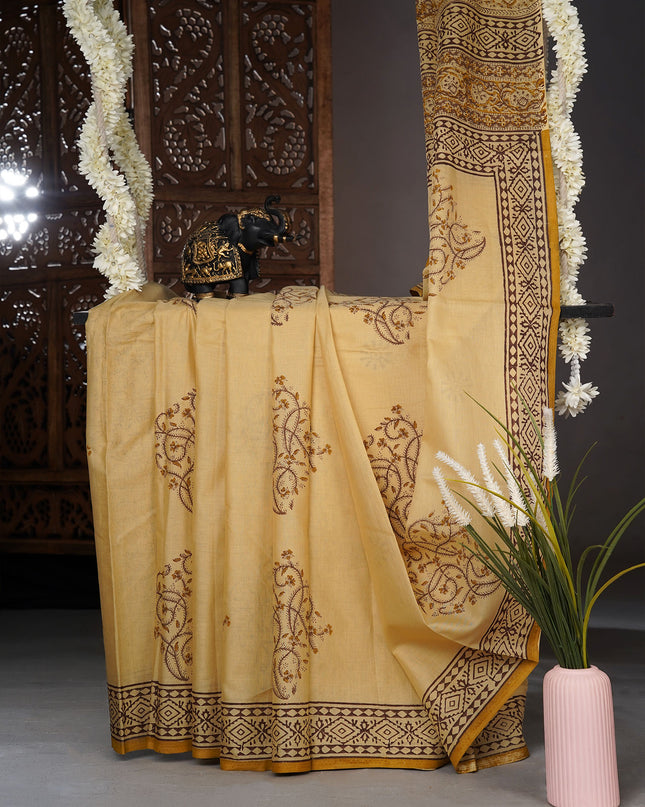 Mul cotton saree with block printing and a geometric border - Light Beige