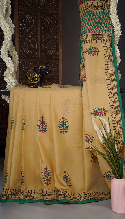 Mul cotton saree with block print and contrast border - Light Beige