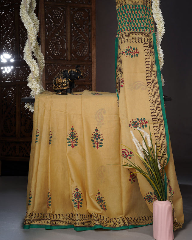Mul cotton saree with block print and contrast border - Light Beige